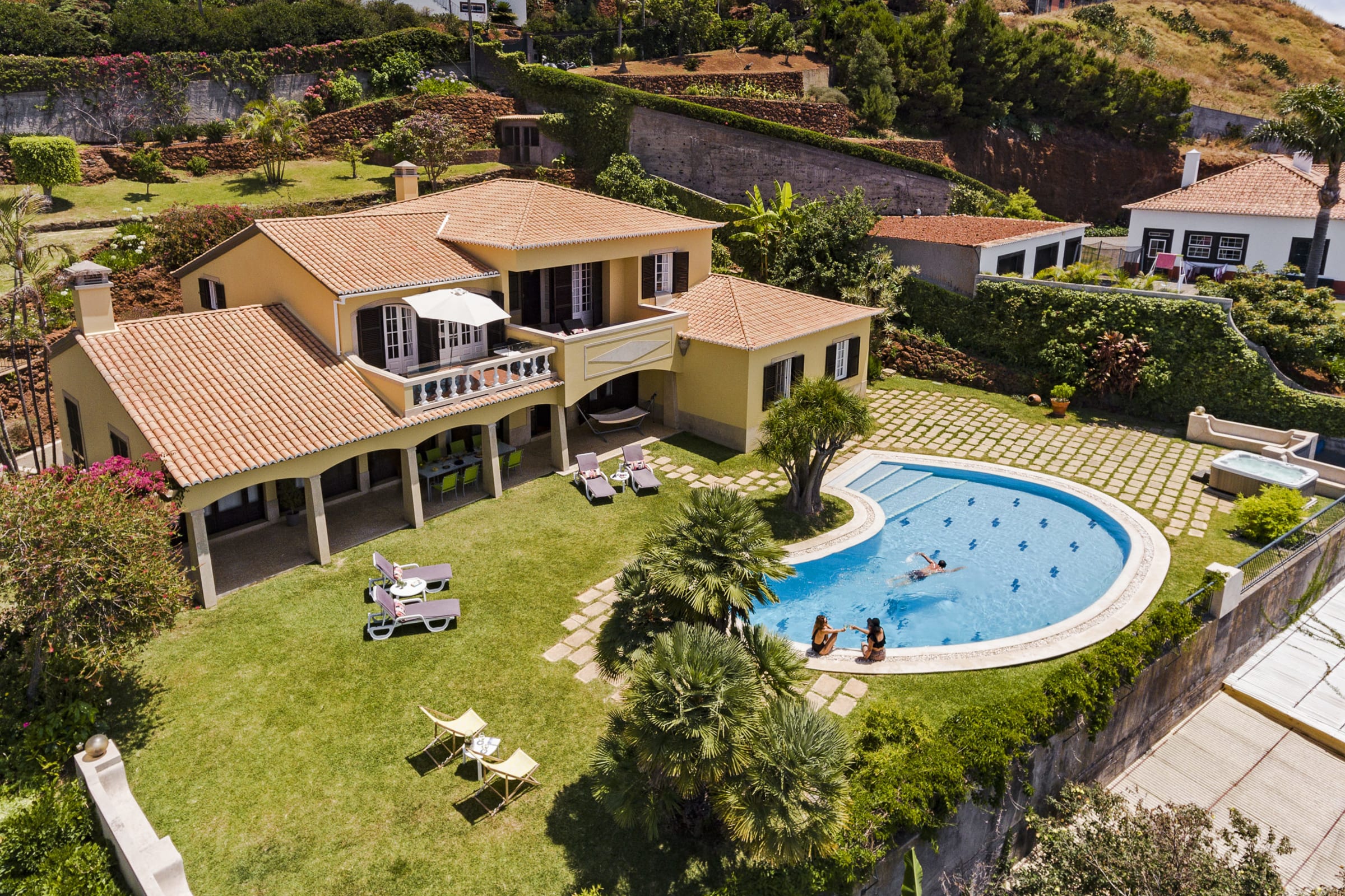 Вид сверху на виллу, сад, бассейн и океан